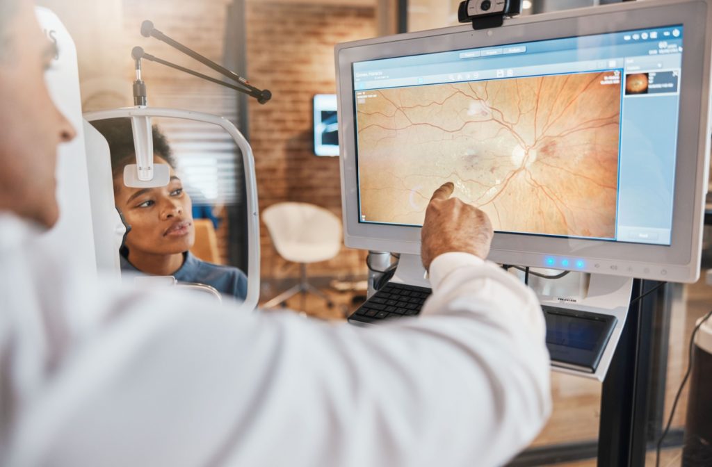 Un ophtalmologiste partage les résultats des photos rétiniennes de ses patients.